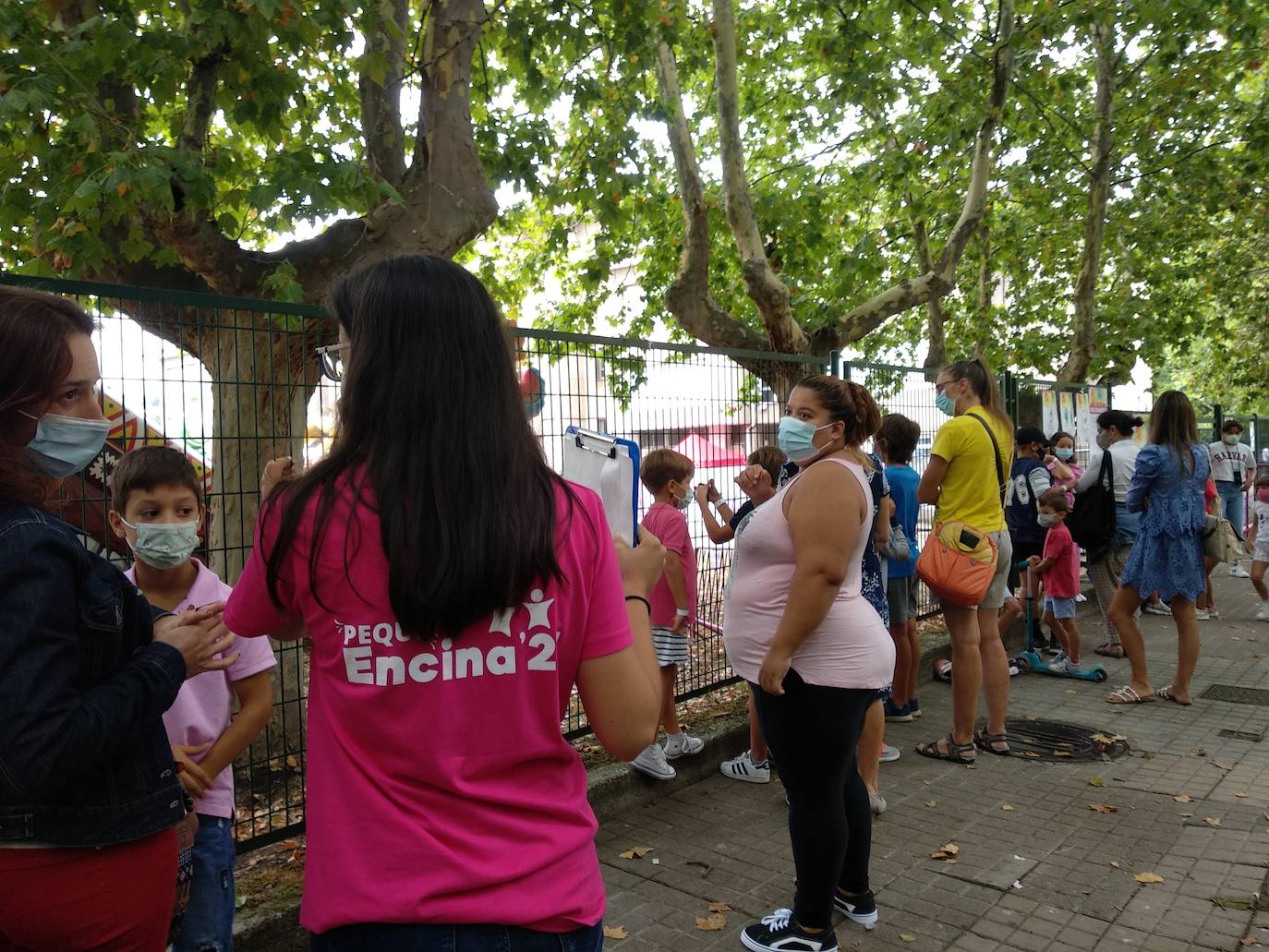 El alcalde de Ponferrada (I) junto a la edil de Fiestas (C), en la inauguración de Peque Encina. 