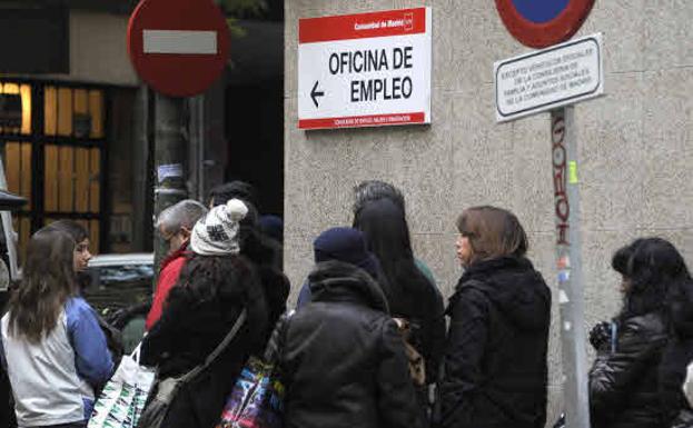 Caída histórica del paro en agosto, pero se destruyen casi 120.000 empleos