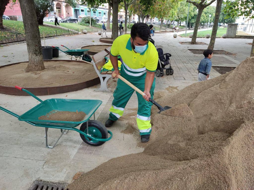 Trabajos de los operarios del servicio municipal de mantenimiento de Parques y Jardines en una de las rotondas de la ciudad.