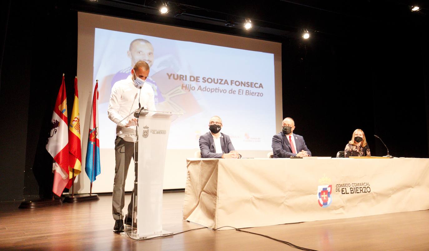 El delantero de la Ponferradina recibe el galardón que le acredita como 'Hijo Adoptivo del Bierzo' en un reconocimiento otorgado por el Consejo Comarcal del Bierzo.