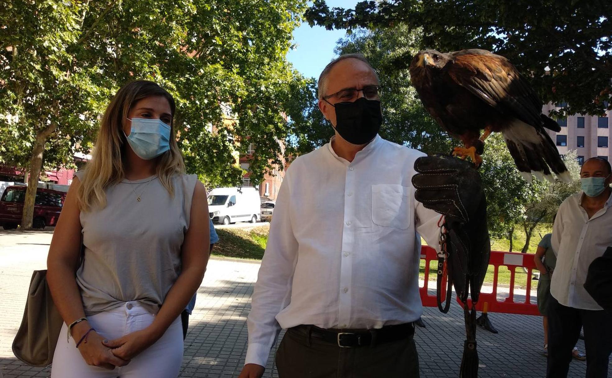 El alcalde de Ponferrada y la concejala de Fiestas, durante la inauguración del Mercado Medieval.