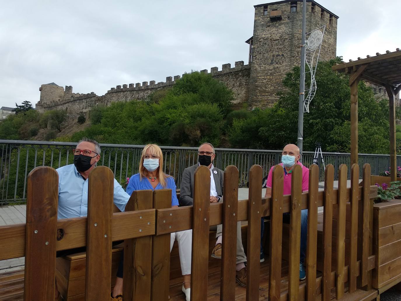 El alcalde de Ponferrada (2D) junto a varios de sus concejales, en la inauguración del 'parklet'.