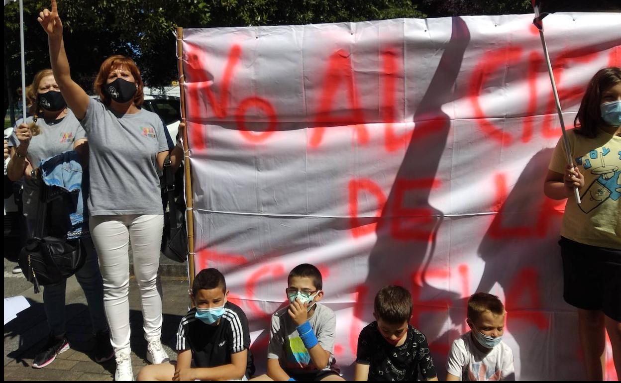 Protesta contra el cierre de la Escuela Hogar de Ponferrada.