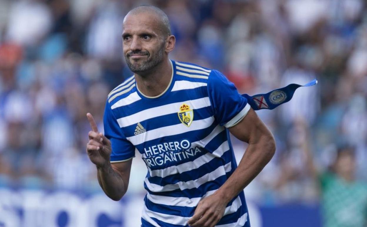 Yuri celebra un gol con la Deportiva.