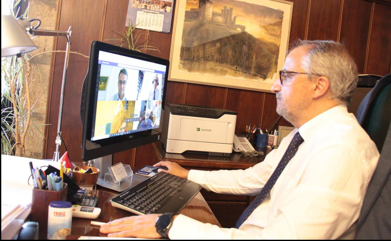 El alcalde de Ponferrada, durante la reunión telemática de la Comisión de Evaluación. 