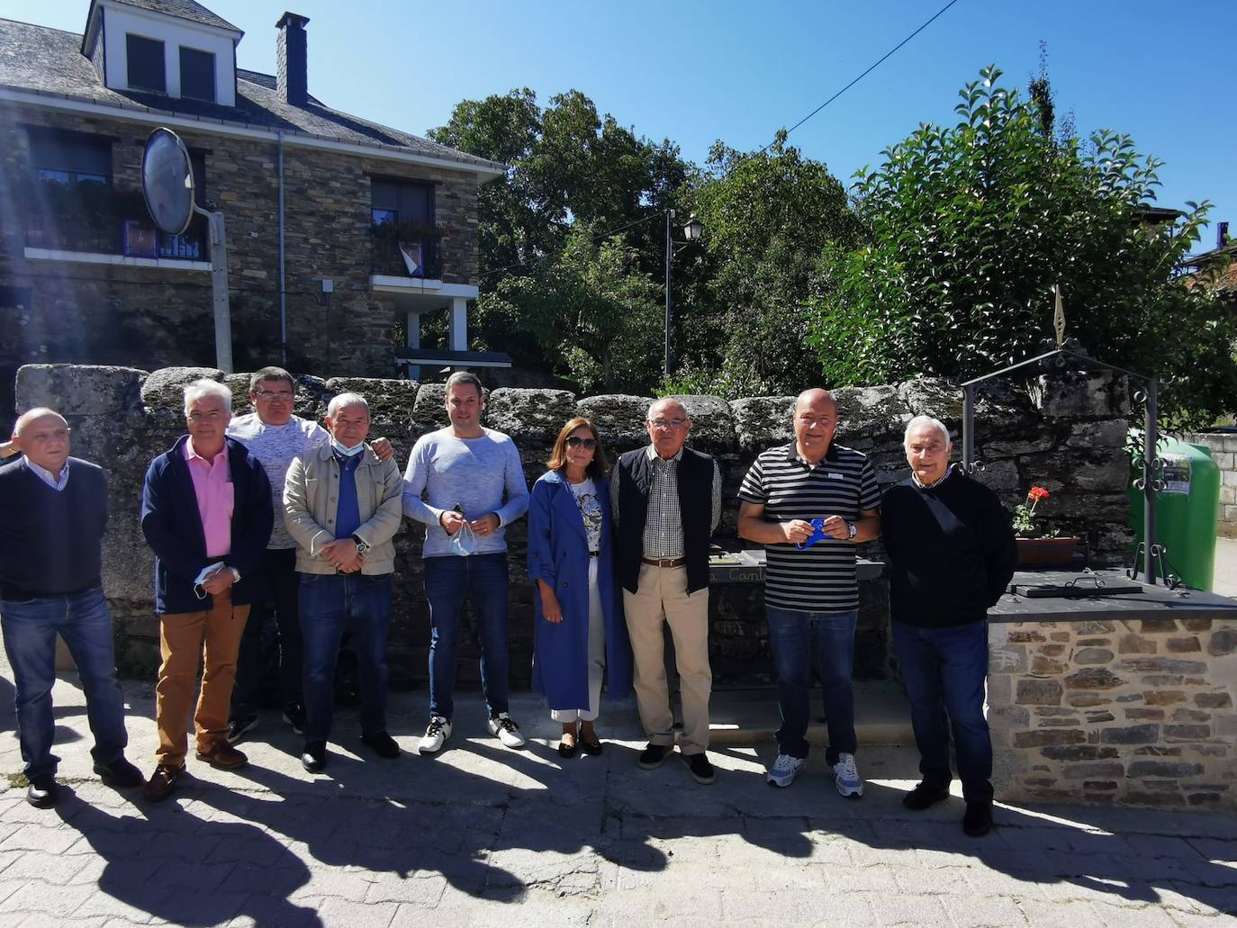 Imagen principal - La localidad ponferradina de Villar de los Barrios estrena elementos decorativos