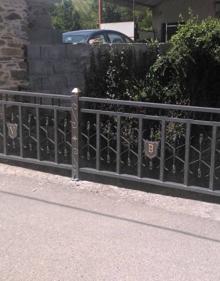 Imagen secundaria 2 - La localidad ponferradina de Villar de los Barrios estrena elementos decorativos