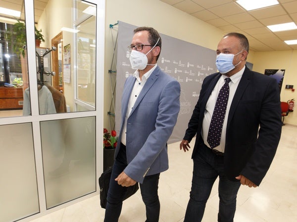 El presidente comarcal y el director general de Patrimonio Cultural (C), en la sede del Consejo.