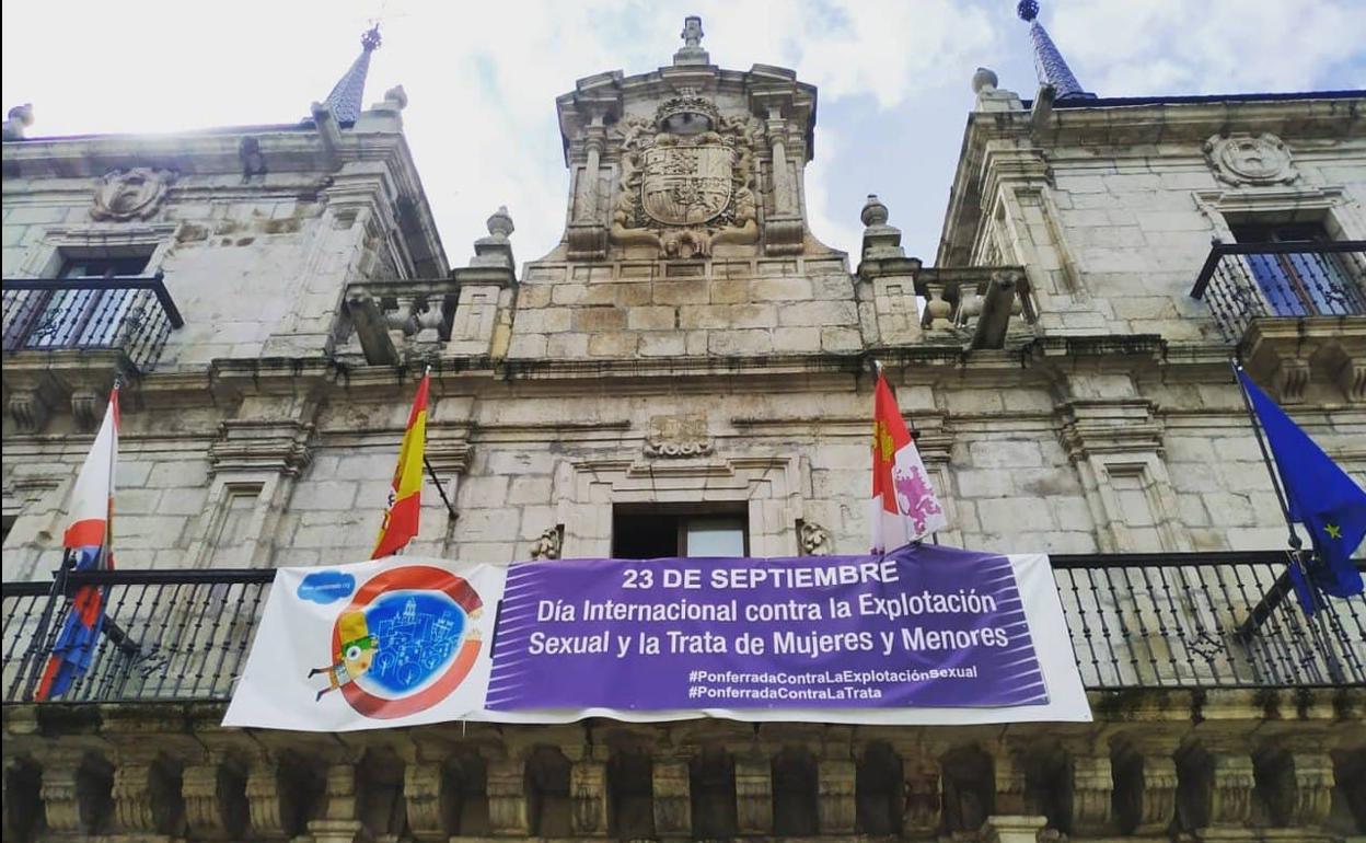 Pancarta colocada en el balcón del Ayuntamiento contra la explotación sexual y la trata.