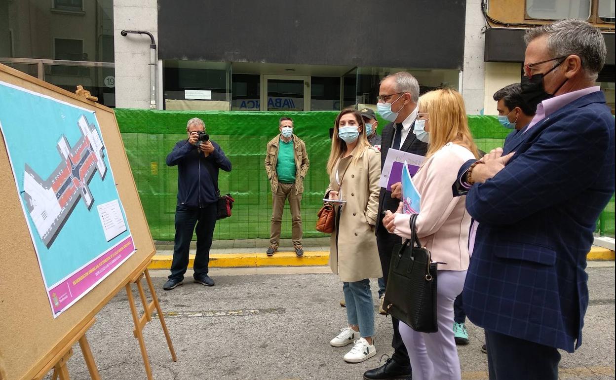 El alcalde y los concejales contemplan el plano de las obras de remodelación proyectadas en la calle Gómez Núñez.