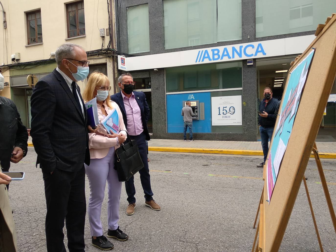 El alcalde y los concejales contemplan el plano de las obras proyectadas en la calle Gómez Núñez.