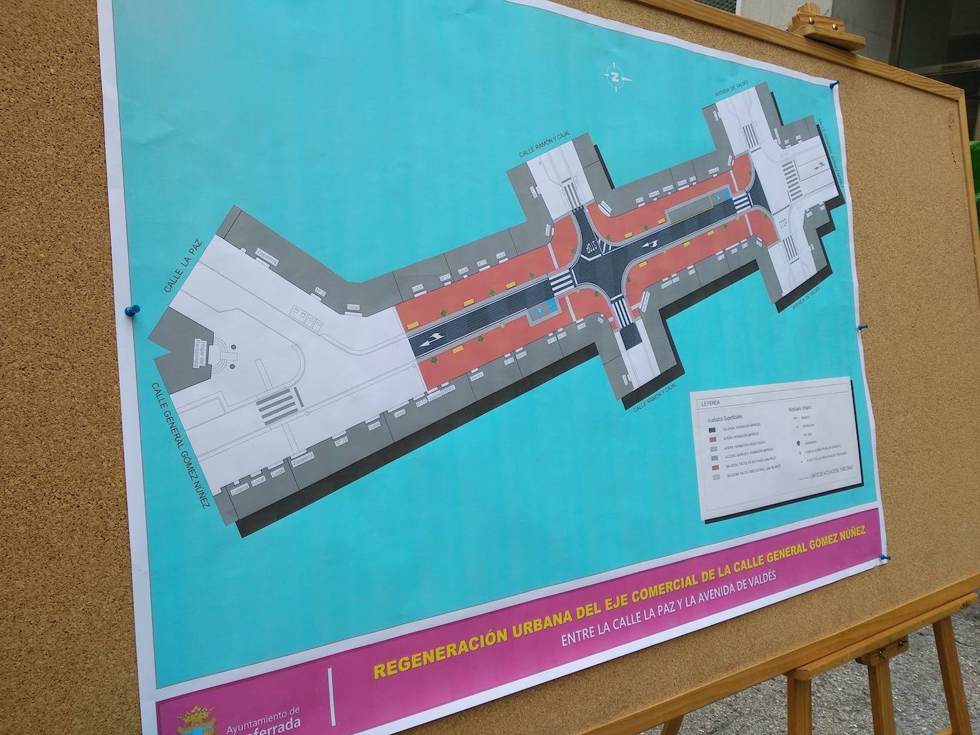 El alcalde y los concejales contemplan el plano de las obras proyectadas en la calle Gómez Núñez.