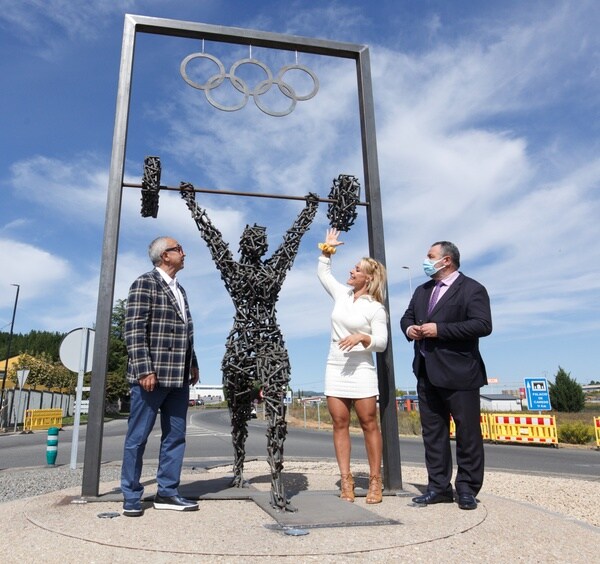 El Ayuntamiento de Camponaraya descubre una escultura en honor a la campeona olímpica de halterofilia Lydia Valentín.