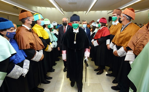 El rector de la ULE, Juan Francisco García Marín, preside el acto solemne de apertura del curso académico en el Campus de Ponferrada.