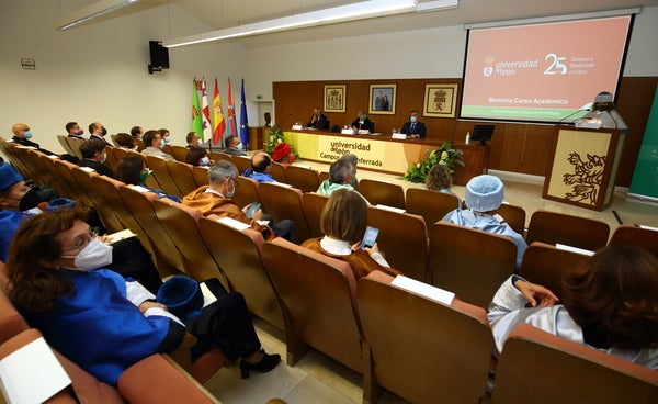 El rector de la ULE, Juan Francisco García Marín, preside el acto solemne de apertura del curso académico en el Campus de Ponferrada.