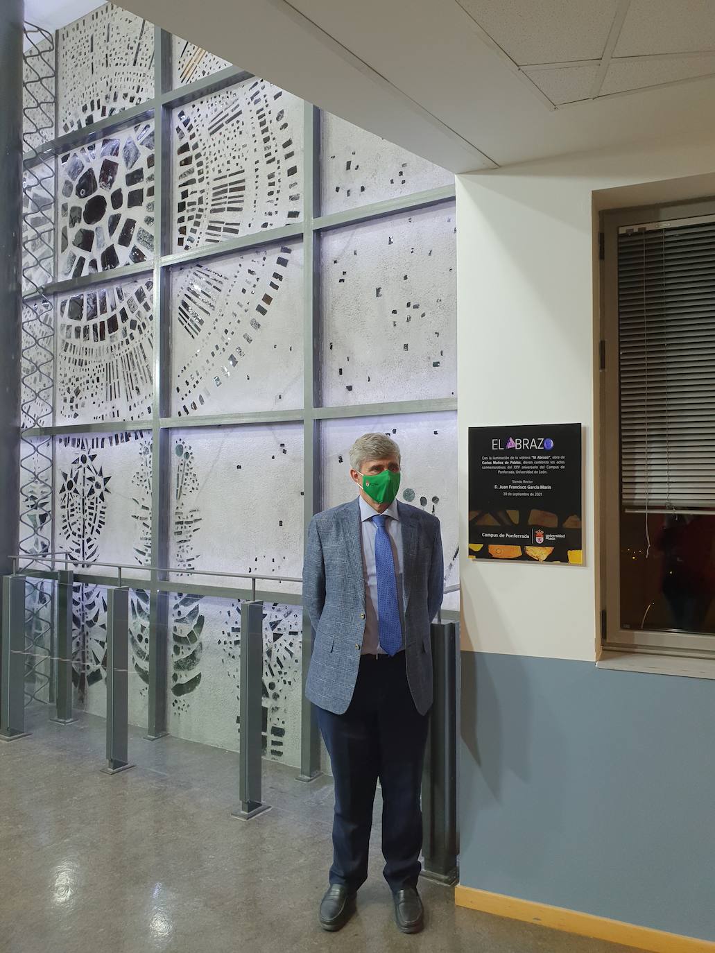 El rector de la ULE, Juan Francisco Marín, la inauguración de la restauración de la vidriera del Campus del Bierzo.