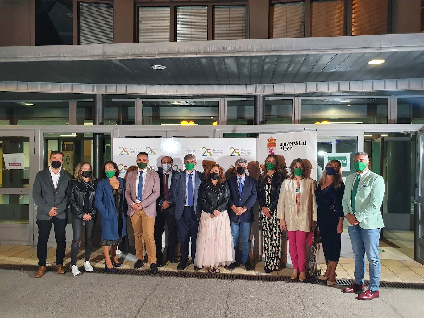 El rector de la ULE, Juan Francisco Marín, la inauguración de la restauración de la vidriera del Campus del Bierzo.