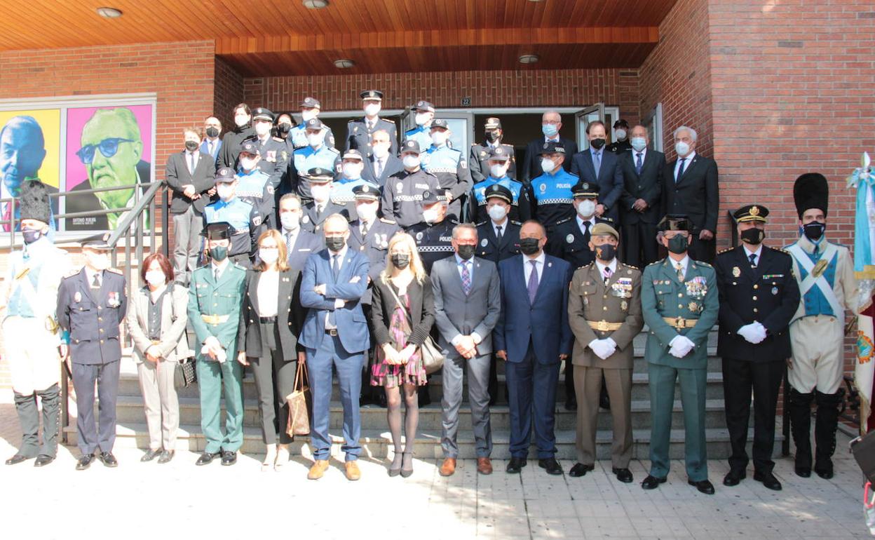 Foto de familia de las autoridades civiles y militares que participaron en la festividad de la Policía Municipal de Ponferrada.
