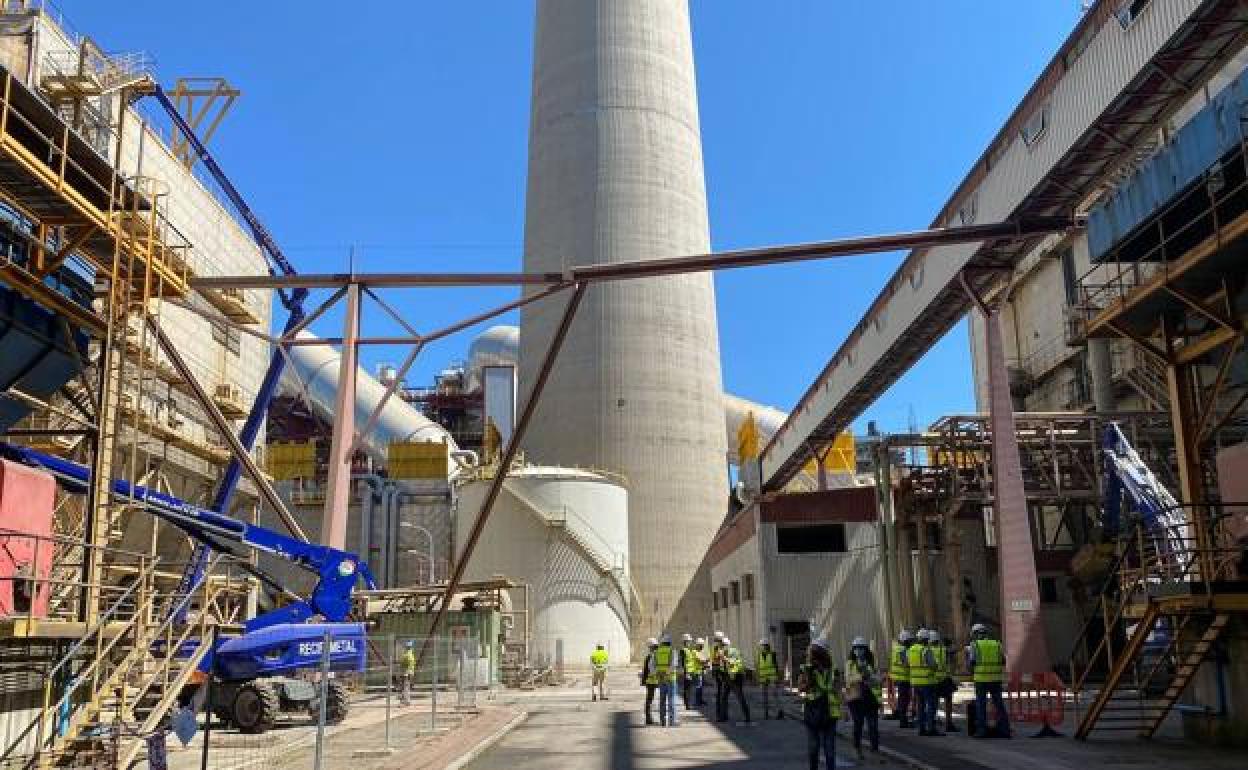 Labores de desmantelamiento de la central térmica de Compostilla II en Cubillos del Sil. 