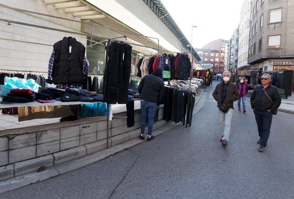 El alcalde de Ponferrada y la edil de Comercio supervisaron las labores de traslado de los puestos del mercado semanal.