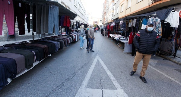 El alcalde de Ponferrada y la edil de Comercio supervisaron las labores de traslado de los puestos del mercado semanal.