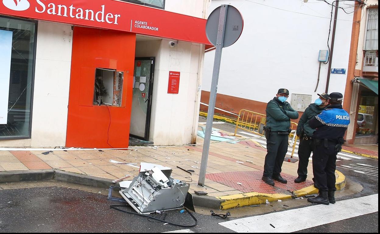 Asalto con explosivos en la oficina del Banco Santander en Toral de los Vados.