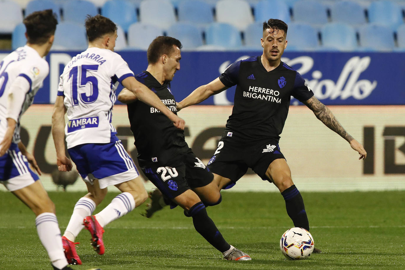 Valcarce e Iván Rodríguez, en una acción del último duelo entre Real Zaragoza y Deportiva celebrado en la Romareda.