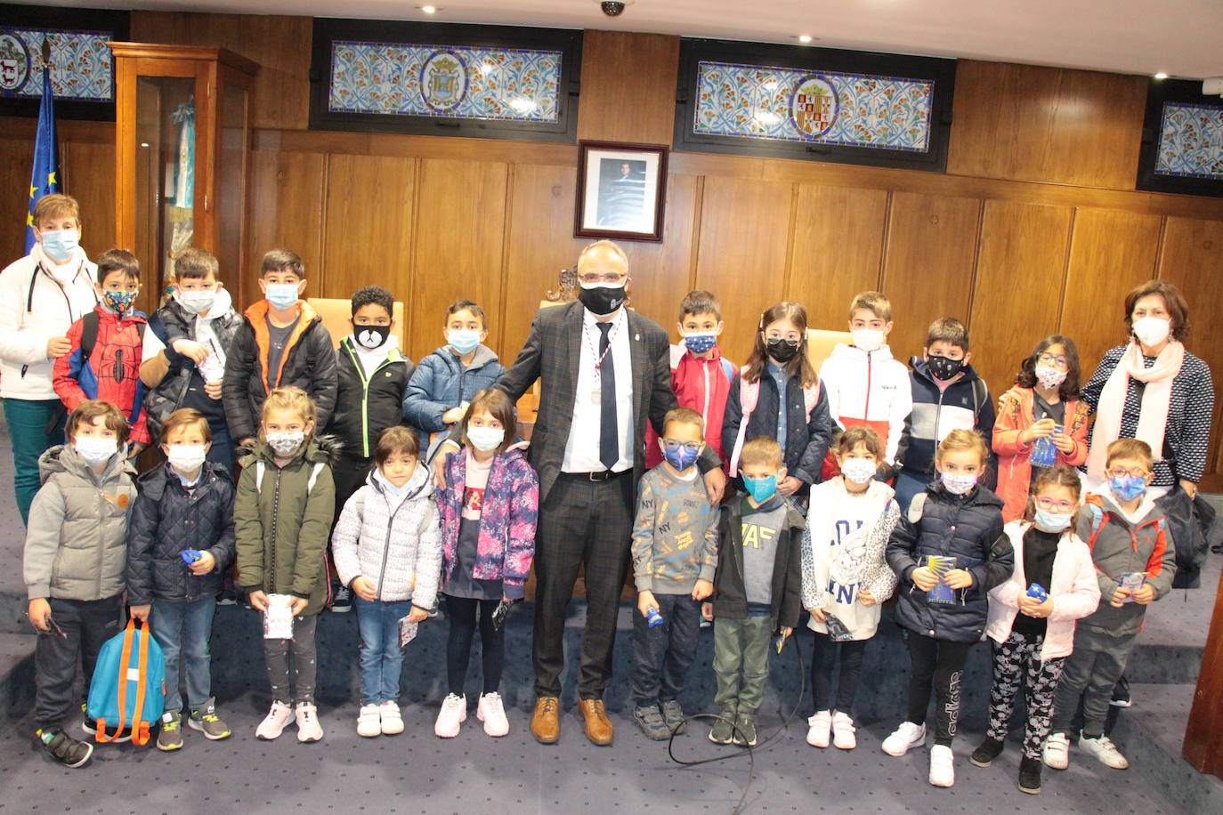 El alcalde de Ponferrada, Olegario Ramón, con los escolares durante el simulacro del pleno.