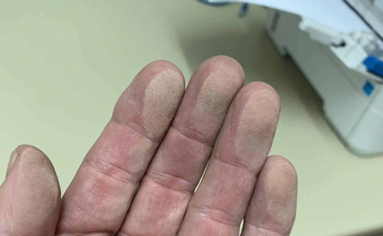 Imagen del polvo acumulado en el consultorio de San Andrés de las Puentes.