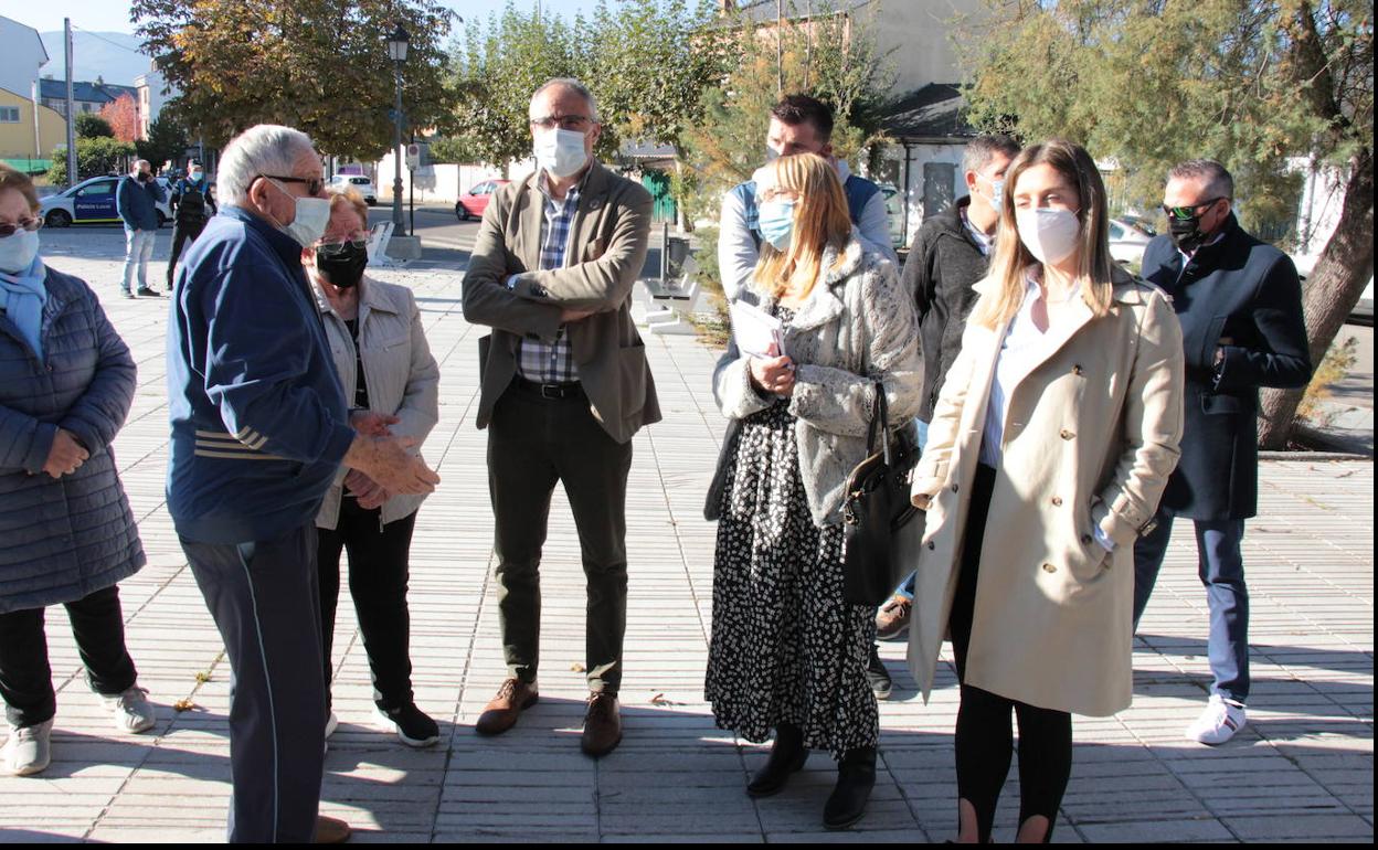 El alcalde y los concejales, durante la visita al barrio de La Placa de Ponferrada.