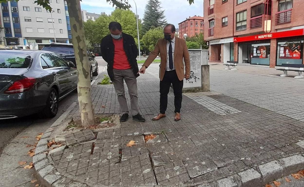 Baldosas sueltas en la zona del polígono de las Huertas.