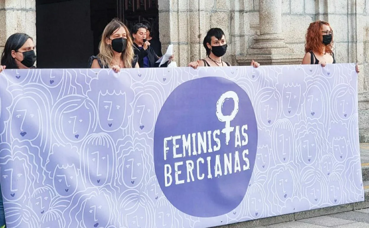 Concentración de la Asociación Feministas Bercianas ante el Ayuntamiento de Ponferrada.