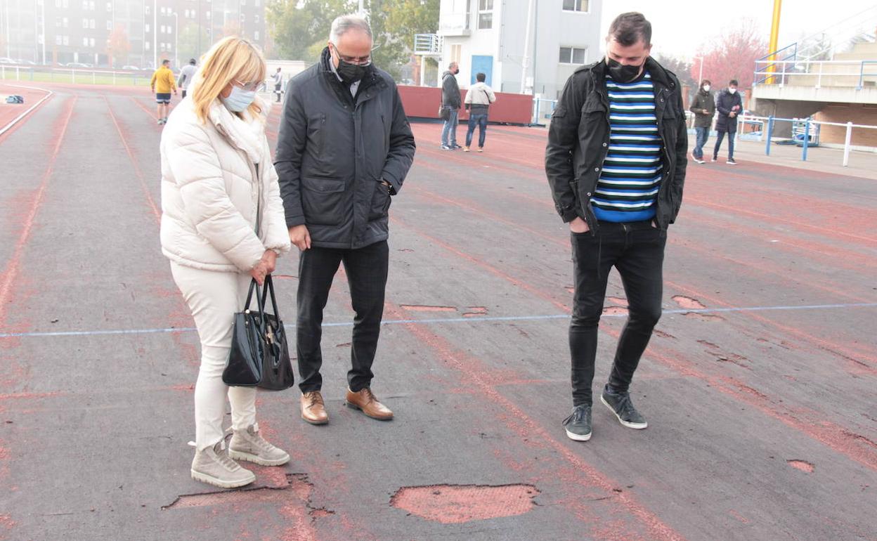 El alcalde de Ponferrada y los ediles de Deportes e Infraestructuras, en la visita a las pistas de atletismo del estadio Colomán Trabado.