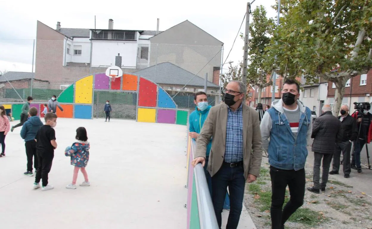 Inauguración de una pista polideportiva en el barrio de La Placa.