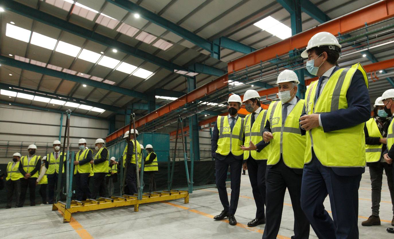 El presidente de la Junta de Castilla y León, Alfonso Fernández Mañueco, visita las instalaciones de la empresa Tvitec.