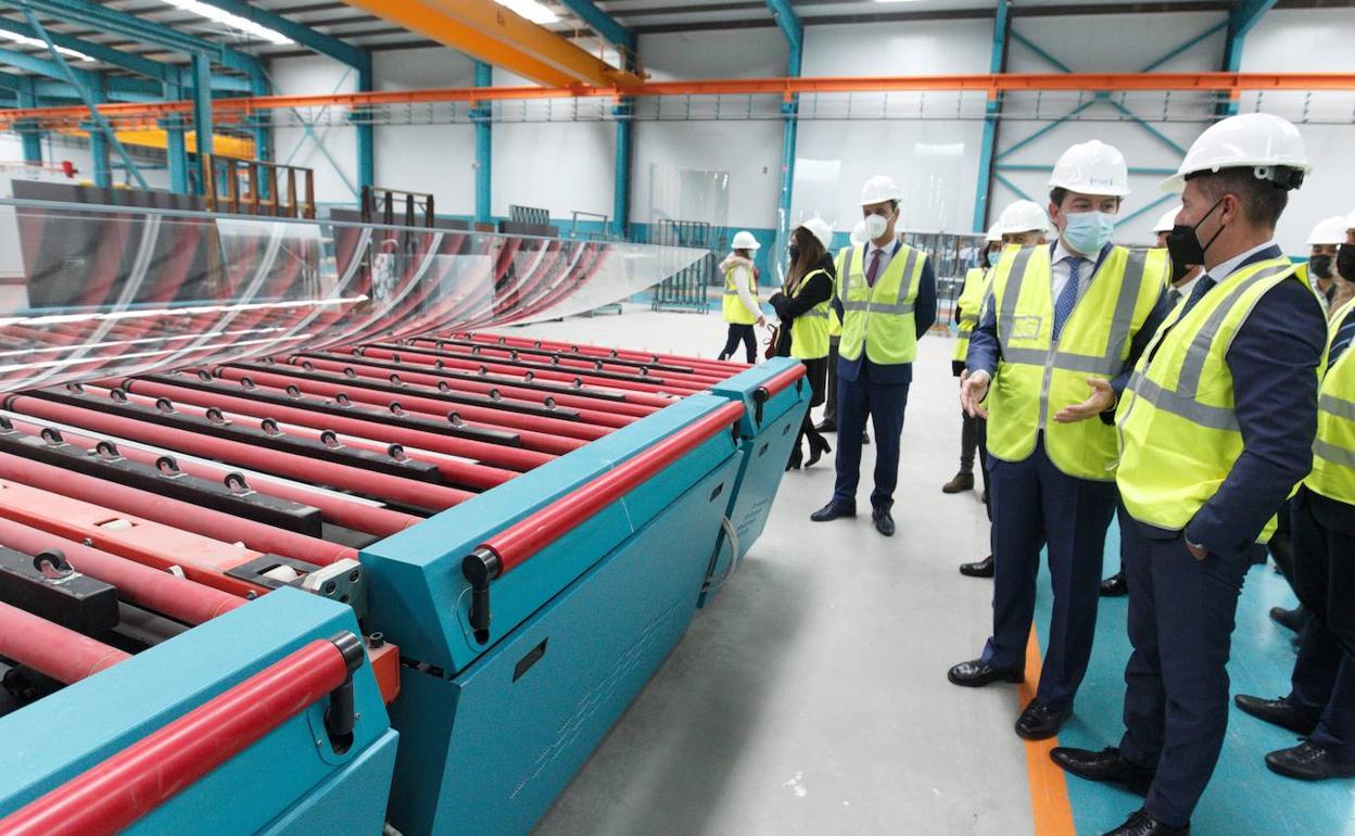 El presidente de la Junta de Castilla y León, Alfonso Fernández Mañueco, visita las instalaciones de la empresa Tvitec.