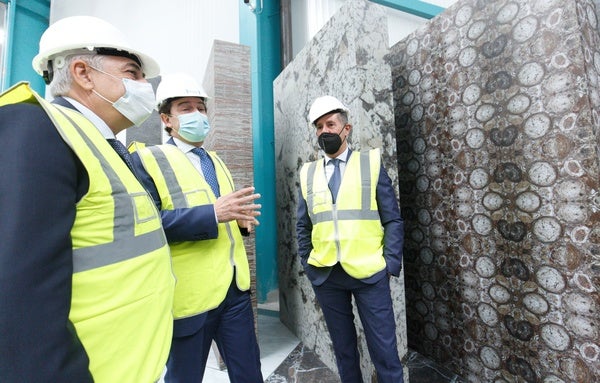 El presidente de la Junta de Castilla y León visita las instalaciones de la empresa Tvitec.