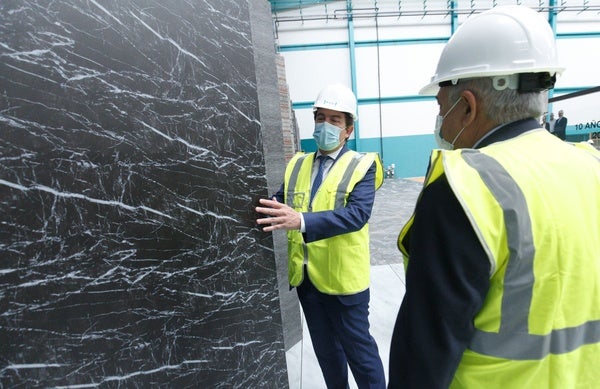 El presidente de la Junta de Castilla y León visita las instalaciones de la empresa Tvitec.