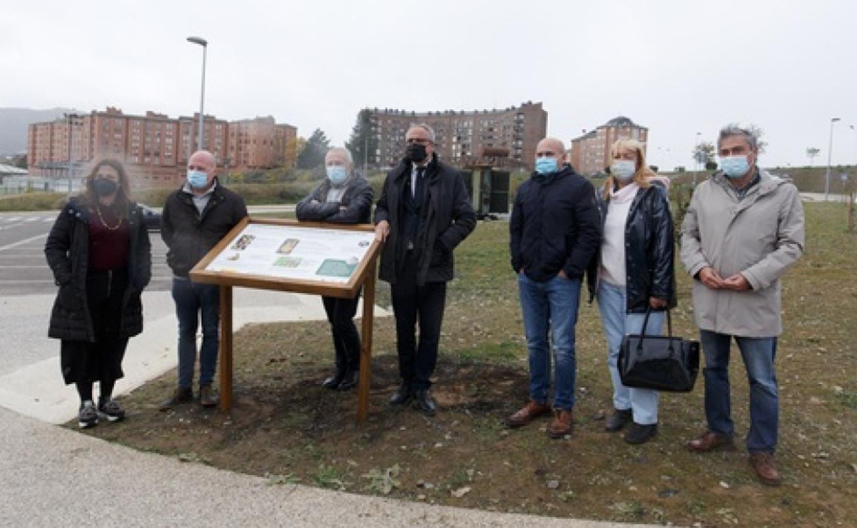 El alcalde de Ponferrada, Olegario Ramón (C), junto a los representantes de los consejos reguladores de las figuras de calidad de las frutas del Bierzo y de la Ciuden, en la inauguración.