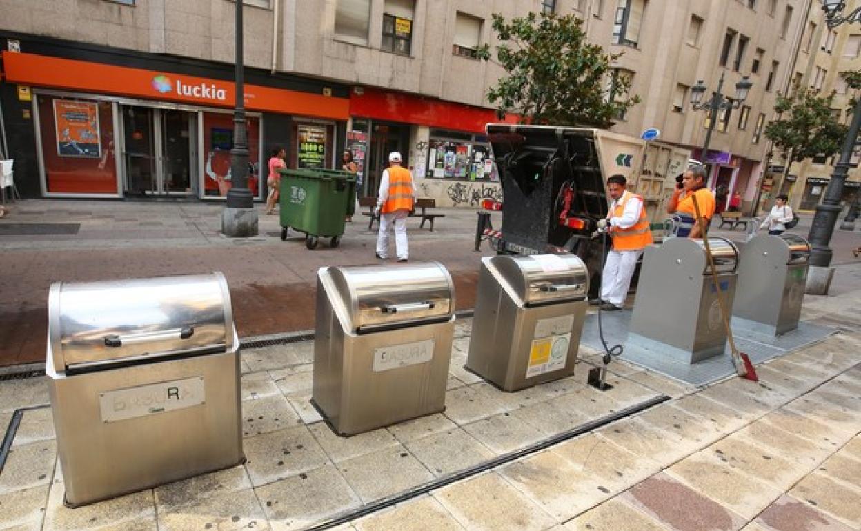 Operarios del servicio de limpieza y recogida de basuras de FCC en Ponferrada.