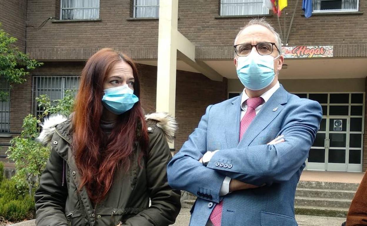 Lorena González, responsable de Igualdad, y el alcalde, Olegario Ramón.