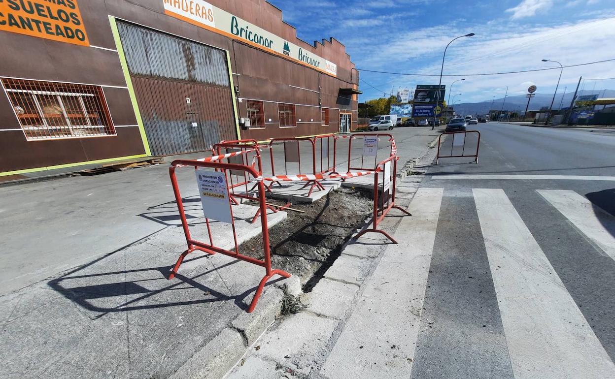 Obras de rebaje de aceras en los pasos de peatones de la avenida de Galicia de Ponferrada.
