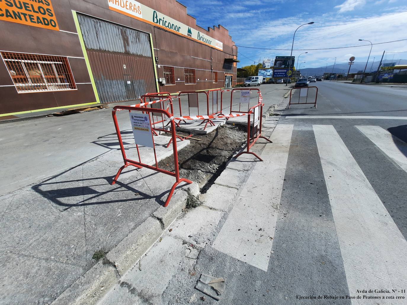 Obras de rebaje de aceras en los pasos de peatones de la avenida de Galicia de Ponferrada.