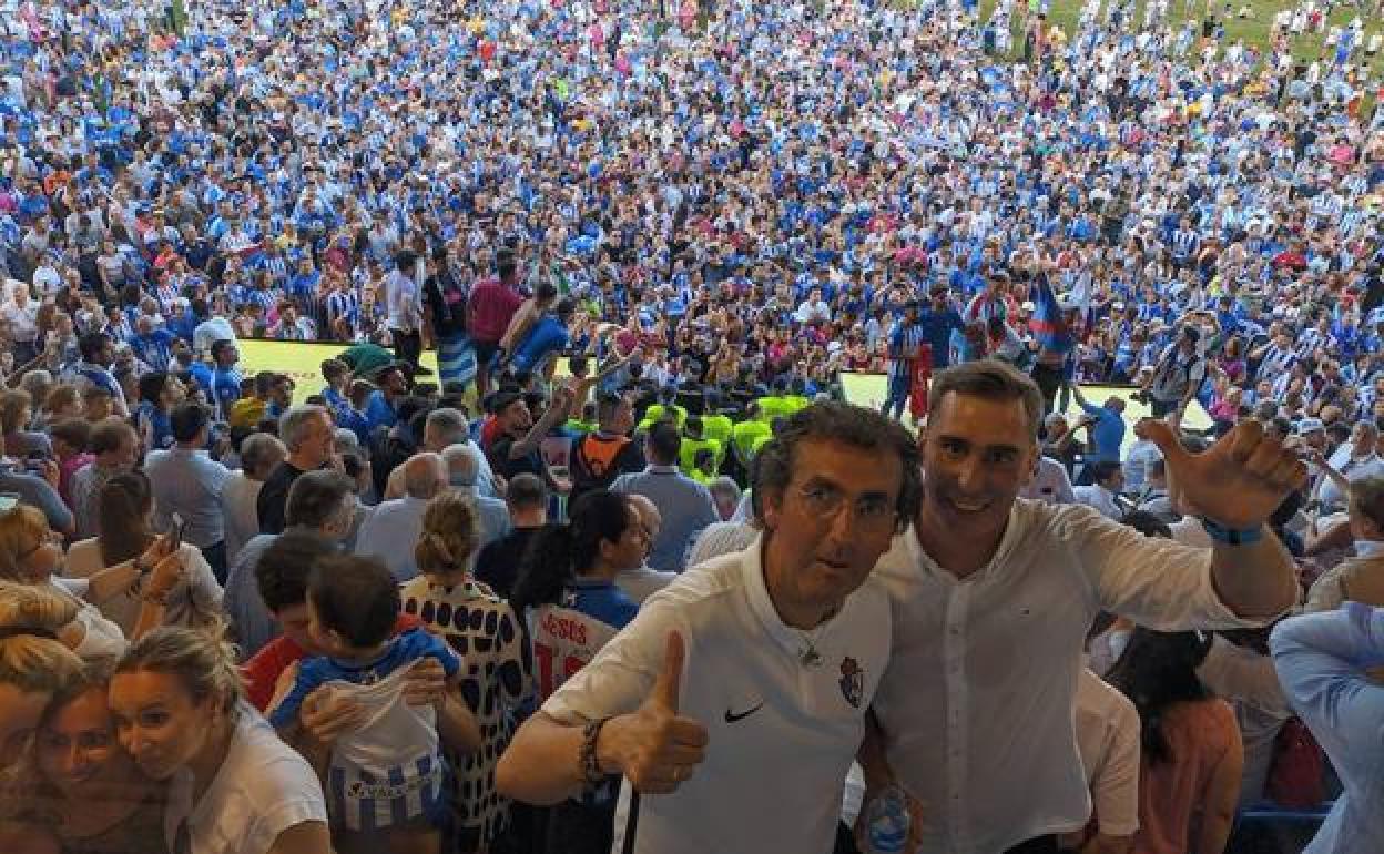 Jon Pérez Bolo celebra el ascenso de la Deportiva en el 2019 junto a José Manuel Trueba.