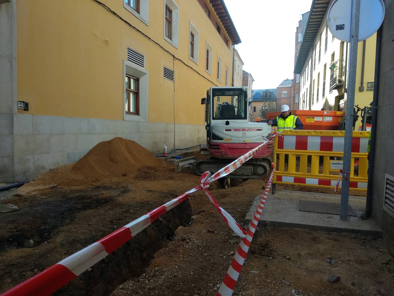 El alcalde y la concejala de Infraestructuras visitaron las obras de urbanización y renovación integral de la calle Estafeta.