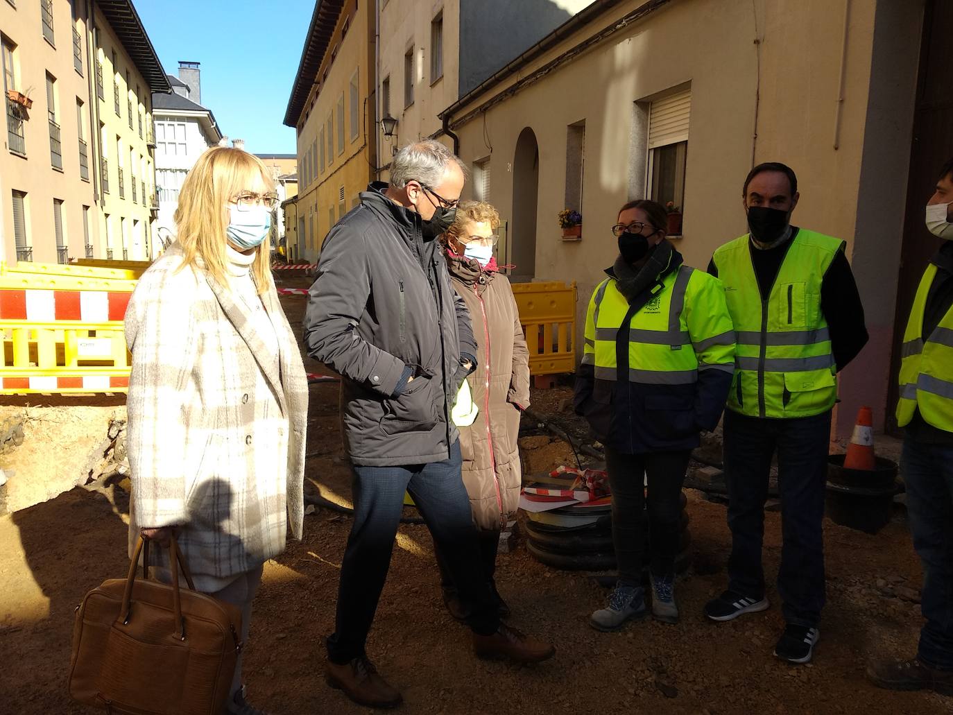 El alcalde y la concejala de Infraestructuras visitaron las obras de urbanización y renovación integral de la calle Estafeta.