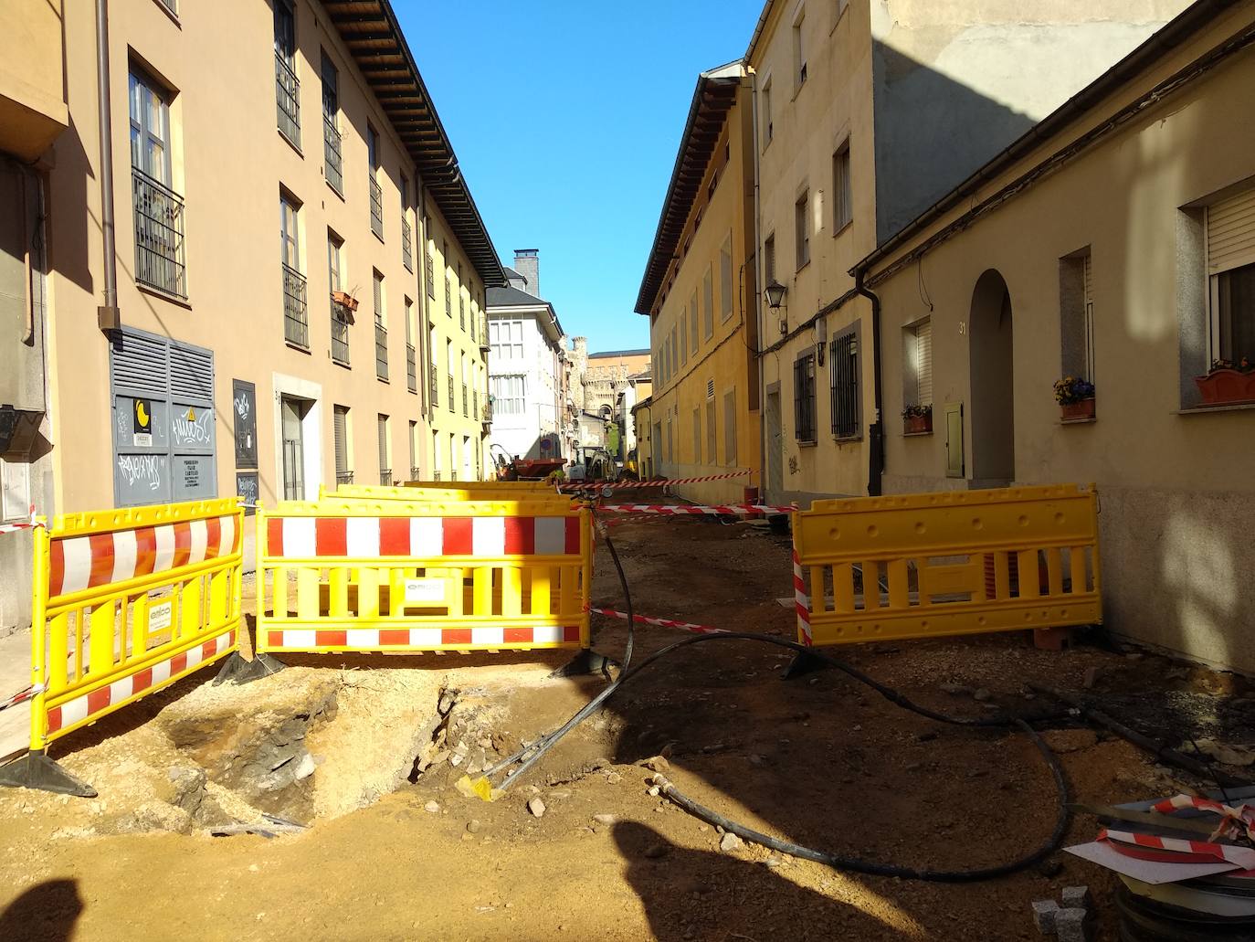 El alcalde y la concejala de Infraestructuras visitaron las obras de urbanización y renovación integral de la calle Estafeta.