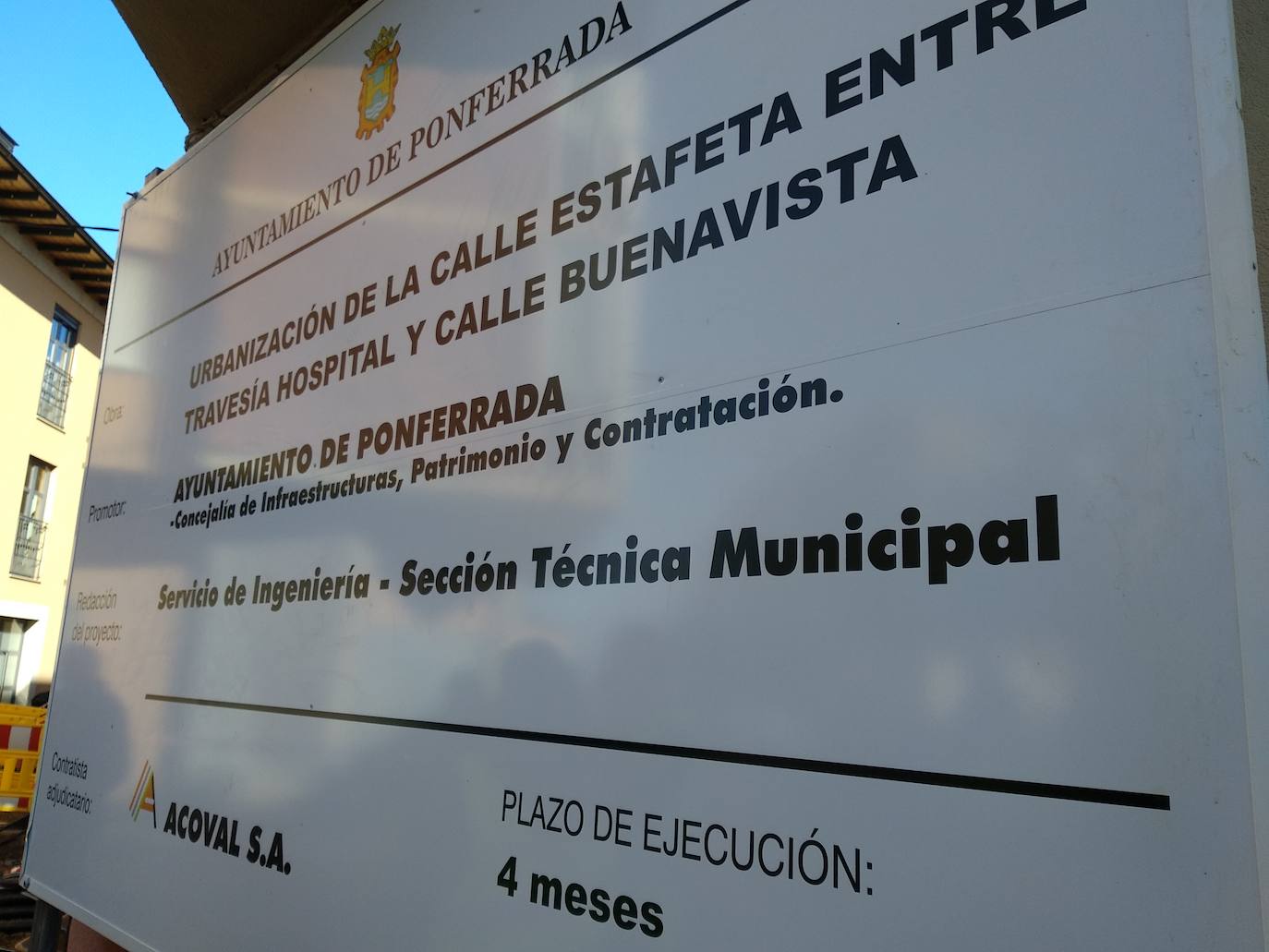 El alcalde y la concejala de Infraestructuras visitaron las obras de urbanización y renovación integral de la calle Estafeta.