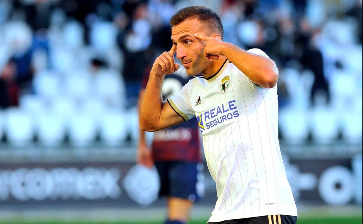 Pablo Valcarce celebra uno de sus goles al Huesca.