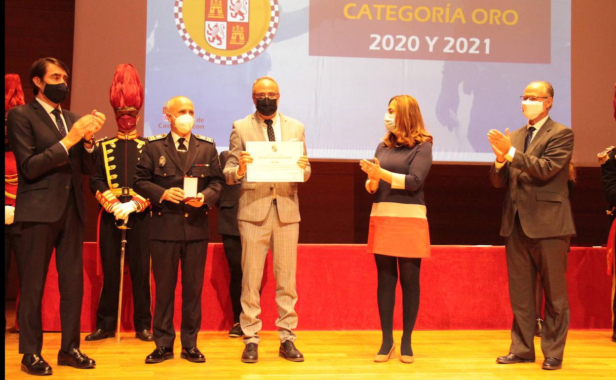 El alcalde de Ponferrada y el intendente de la Policía Municipal recogieron la Medalla de Oro al Mérito Policial 2021.